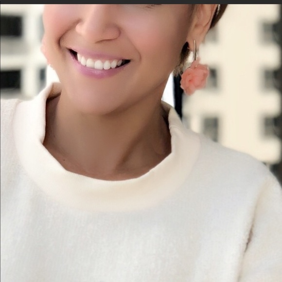 IVORY FLOWER STUD EARRINGS (A17) - Picture 3 of 3